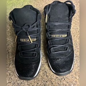 Gently Worn Air Jordan Heiress Black and Gold High-Top Sneakers. Sz 4Y